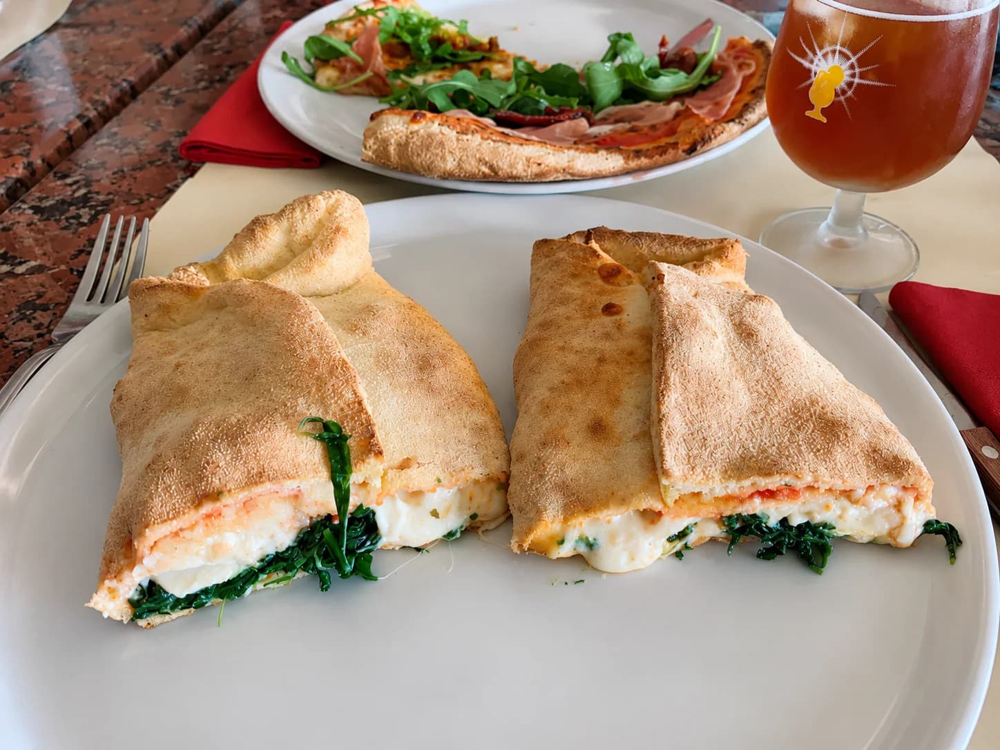 Calzone, pizza en bier om samen te delen