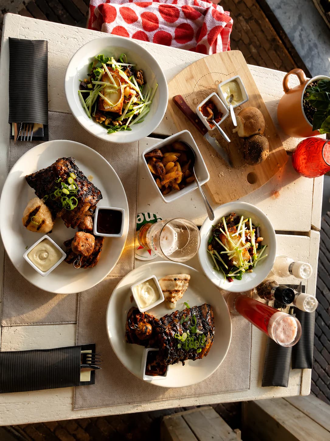 Spareribs met salades, brood en drankjes