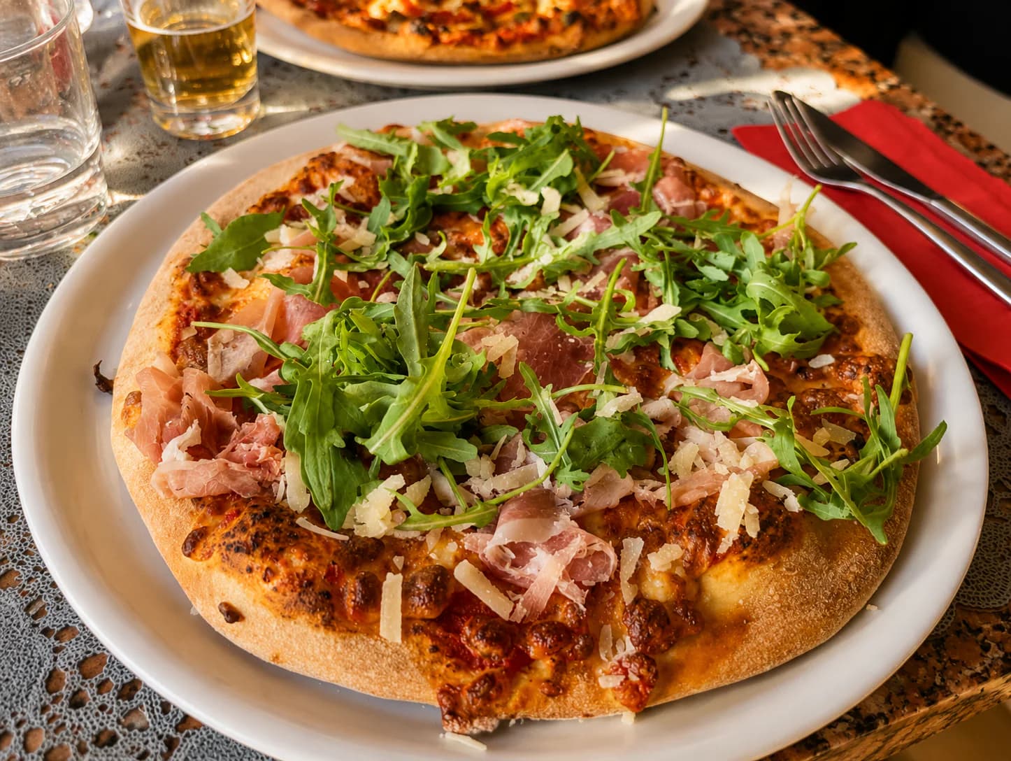 Pizza met prosciutto, Parmezaan en rucola
