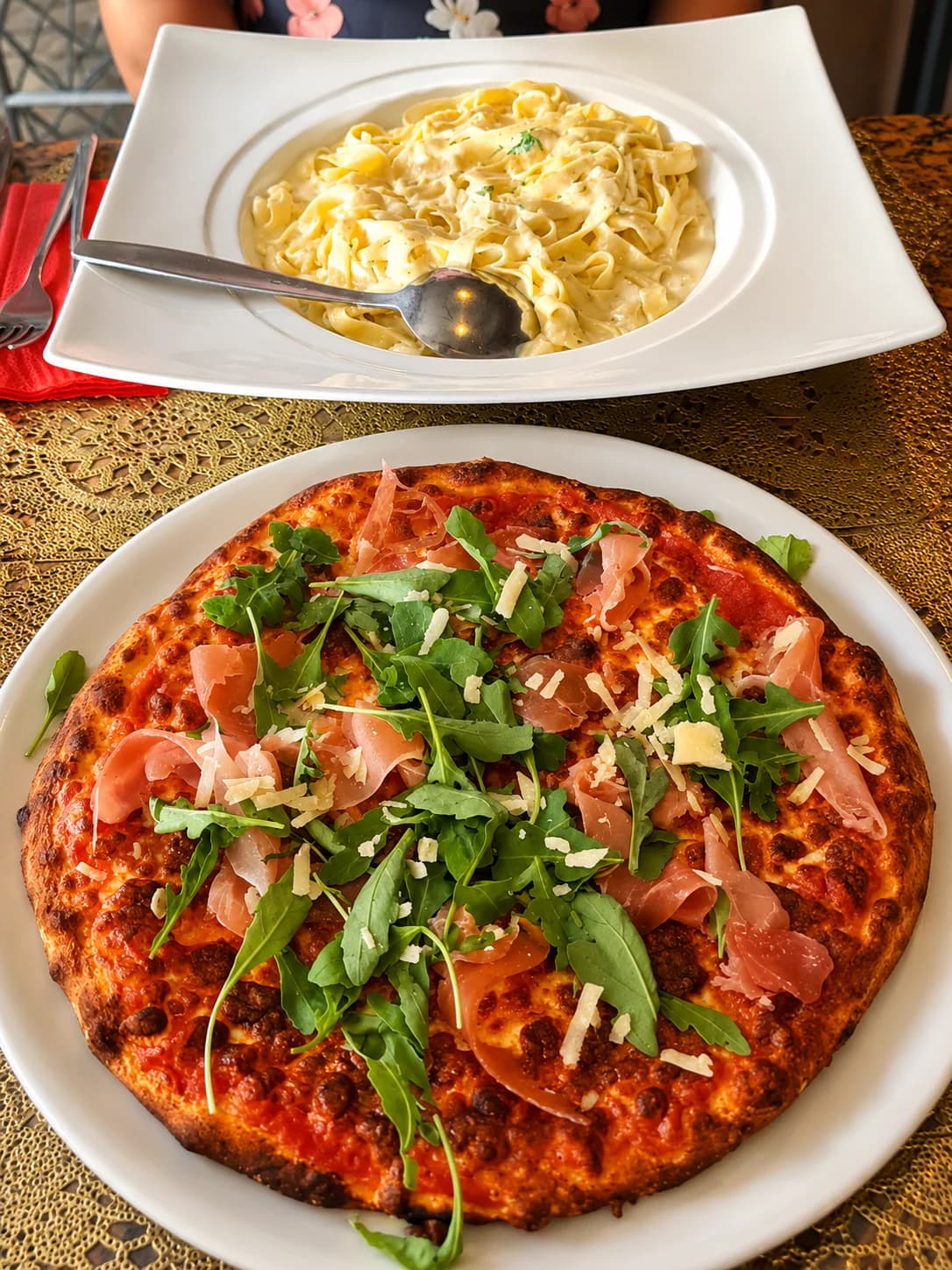 Pizza en pasta op tafel