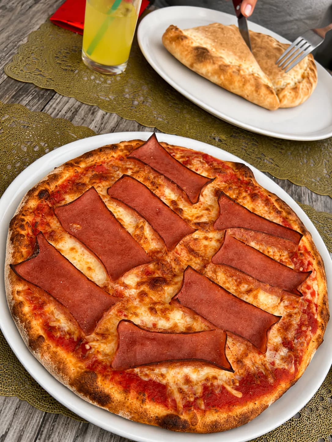 Pizza en calzone op tafel