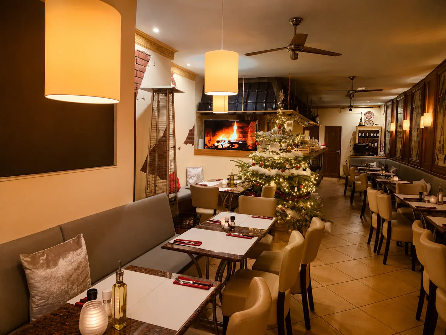 Avondsfeer binnen bij Pizzeria Italia