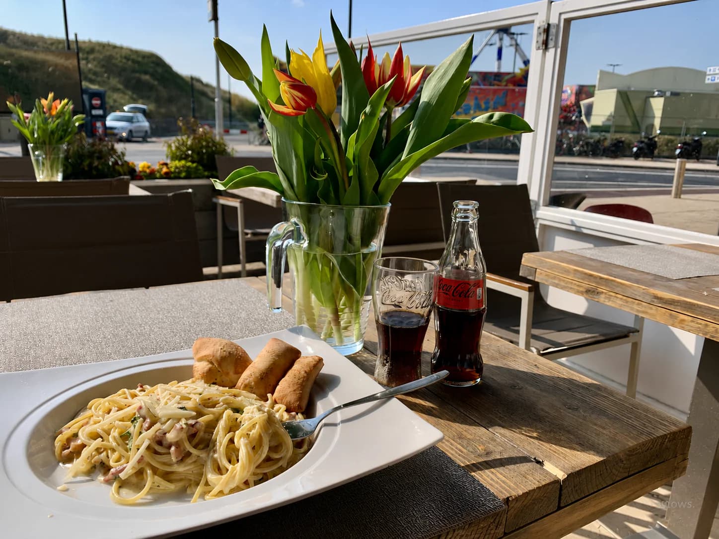 Pasta en drankjes op het terras van Pizzeria Italia